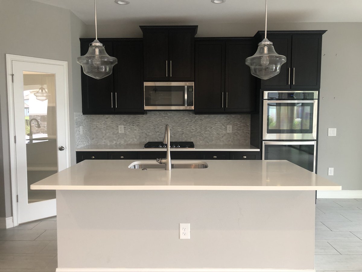 AmCountertop's tweet photo. Kitchen goals ‼️ #americancountertop #tampa #countertops #granite #home #jomedesign #homegoals #solidsurface #quartz #ybor #stpete https://t.co/vYgYNjkRCO