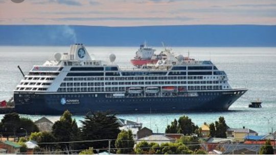 Off_Valpo's tweet photo. @AzamaraPursuit @Nigelmarven @tony_markey @Azamara 10Z https://t.co/FrdPyQ24pV buque buque de pasajeros #Azamara_Pursuit (MT) 
atracado en #Punta_Arenas reporta nubosidad #frontal y viento de dirección #Weste 27 Nudos (50 Km/h) presión atmosférica 1006 HPa temperatura del aire 07°C y agua de mar 15°C https://t.co/ZdRMlDC1Pu