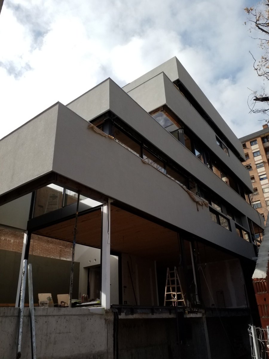 Sistemas de fachadas KERAKOLL
Soluciones adaptadas a cualquier diseño arquitectónico. 
Biocalce Enfoscado y Silox pittura en la España rural.
Keraklima, Rinforzo V50, Acrilex Fondo y Kompact Revoco sobre placa de fibrocemento en diseños arquitectónicos de vanguardia.