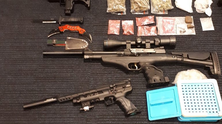 Politie vindt wapens, cash en pillen bij invallen; drie aanhoudingen. #rtvnoord.