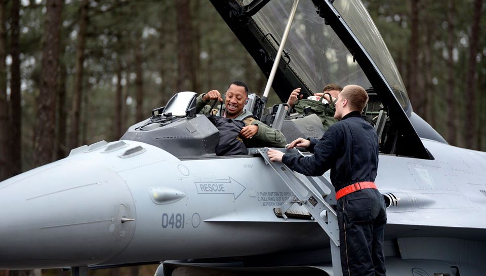 scramble_nl's tweet photo. Three week exercise for Spangdahlem's Warhawks in Portugal. Read more at https://t.co/t2jbsoCj77
#Avgeek #Aviation #deployment #exercise #USAF #52ndFW #480thFS #F16CM #F16DM #Spangdahlem #MonteReal https://t.co/5Q7a1WXguQ