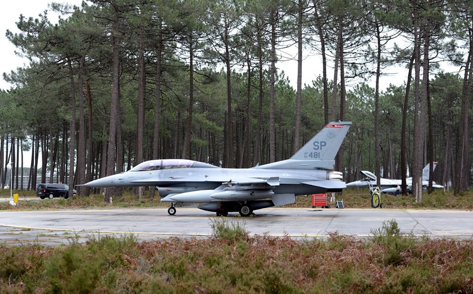 scramble_nl's tweet photo. Three week exercise for Spangdahlem's Warhawks in Portugal. Read more at https://t.co/t2jbsoCj77
#Avgeek #Aviation #deployment #exercise #USAF #52ndFW #480thFS #F16CM #F16DM #Spangdahlem #MonteReal https://t.co/5Q7a1WXguQ