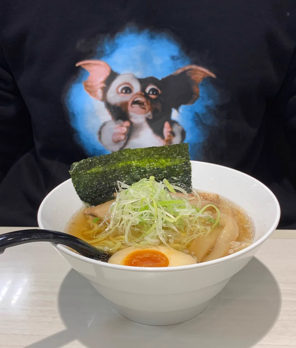【驚異のコラボ】ギズモのパーカーを着てラーメンを食べた結果