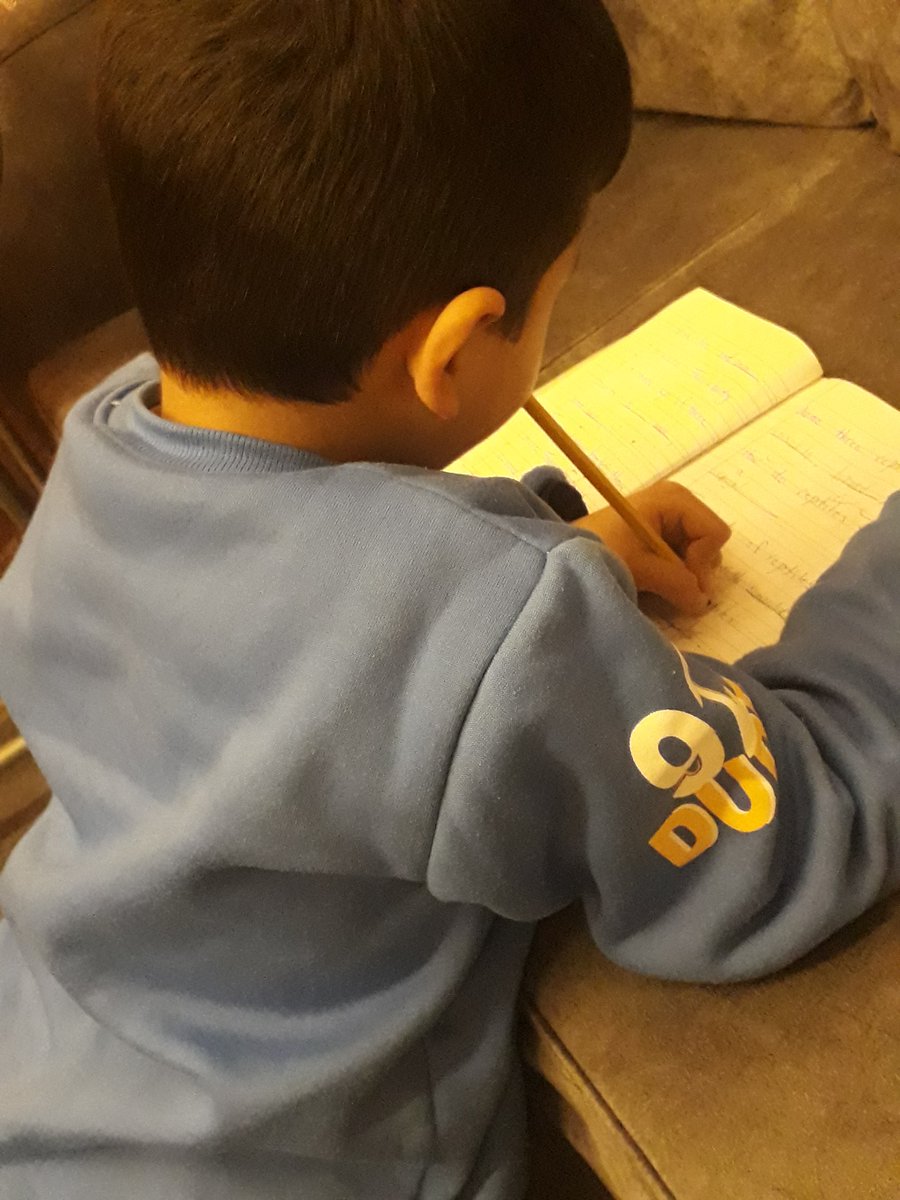 رغم غياب زكريا إلّا أنه لم يتخاذل  عن درسه وكتابة الإملاء .
شكرا معلماتي على مساعدتكن من خلال التسجيل الصوتي
<a href="/HBawjy/">Hadieh Bawjy</a> @Rayan_al_masri <a href="/rayanneemeh1/">rayan neemeh</a> @DawhaHighSchool