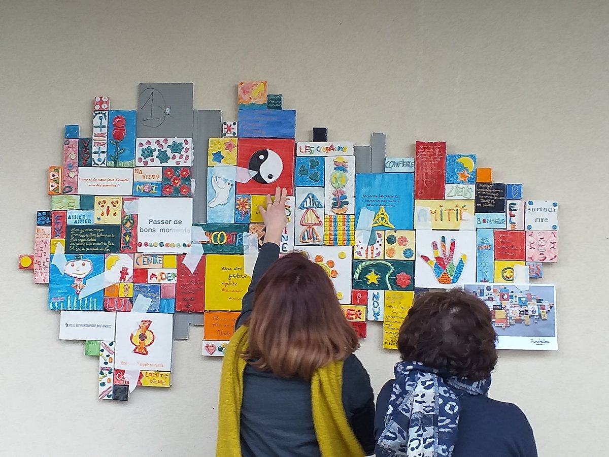 animstjean's tweet photo. Ce mercredi, pose de la fresque en céramique réalisée par les jeunes de l'Espace Jeunesse avec l'aide précieuse des intervenants de l'asso Arte Diem..dernière finition avant l'inauguration "en grande pompe" ! https://t.co/thl049J8GS