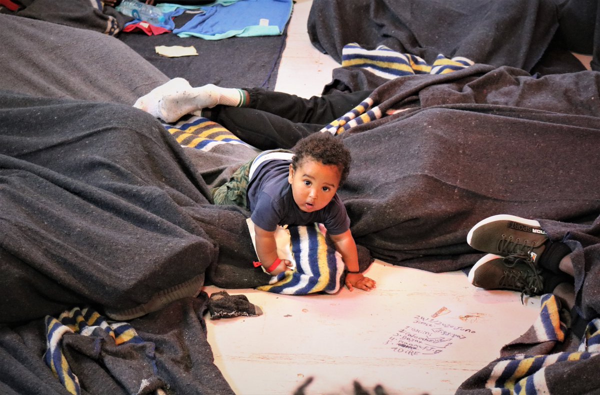 MSF_ITALIA's tweet image. Tra i 403 sopravvissuti salvati dalla #OceanViking e appena sbarcati a Taranto ci sono Aeden e sua madre Brakhado. Lui ha 11 mesi ed è nato in un centro di detenzione in #Libia. Lei, durante i tre anni trascorsi in Libia, è stata imprigionata più volte e picchiata. @MSF_Sea