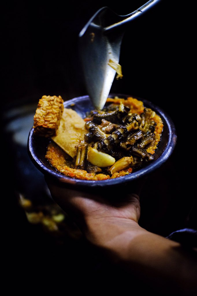 Jalan-jalan ke malang kemarin ketemu warung belut istimewa yang ga bisa dilupakan. Namanya Belut Tongan. Belut dimasak hongkong style disajikan dg sambel bawang. Harga satu porsi belut 25 rb rupiah. Selain belut ada menu cumi, ayam, babat, dan paru. Mereka jg punya ig
