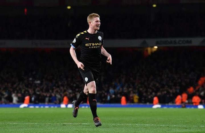 ManUtdInPidgin's tweet photo. Which Midfielder dey better? 
Retweet for De Bryune
Like for Bruno Fernandes  #BrunoFernandes #MCIMUN https://t.co/Y1tkkRCKKf