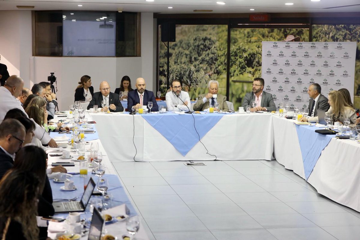 AndrsValencia9's tweet photo. Ante la #JuntaSAC socializamos las #ApuestasAgro2020 entre las que se desatacan entregar 16 mil soluciones de @VisRural cumpliendo el cronograma del @BancoAgrario. En emprendimiento, reforzaremos el programa #ElCampoEmprende con el que hemos beneficiado a 16 mil familias rurales. https://t.co/YidLoAagEL