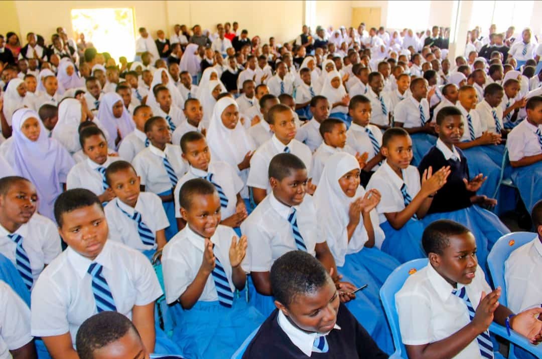 wizara_elimuTz's tweet photo. Serikali iliandaa mradi wa kuimarisha elimu ya sekondari kuongeza madarasa, mabweni na miundo mbinu mingine ili kuongeza nafasi  katika Elimu ya Sekondari kwa watoto wa kitanzania. 

#Waziri Ndalichako
#Shule ya Sekondari Msalato Jijini Dodoma https://t.co/ukDGk8QqsY