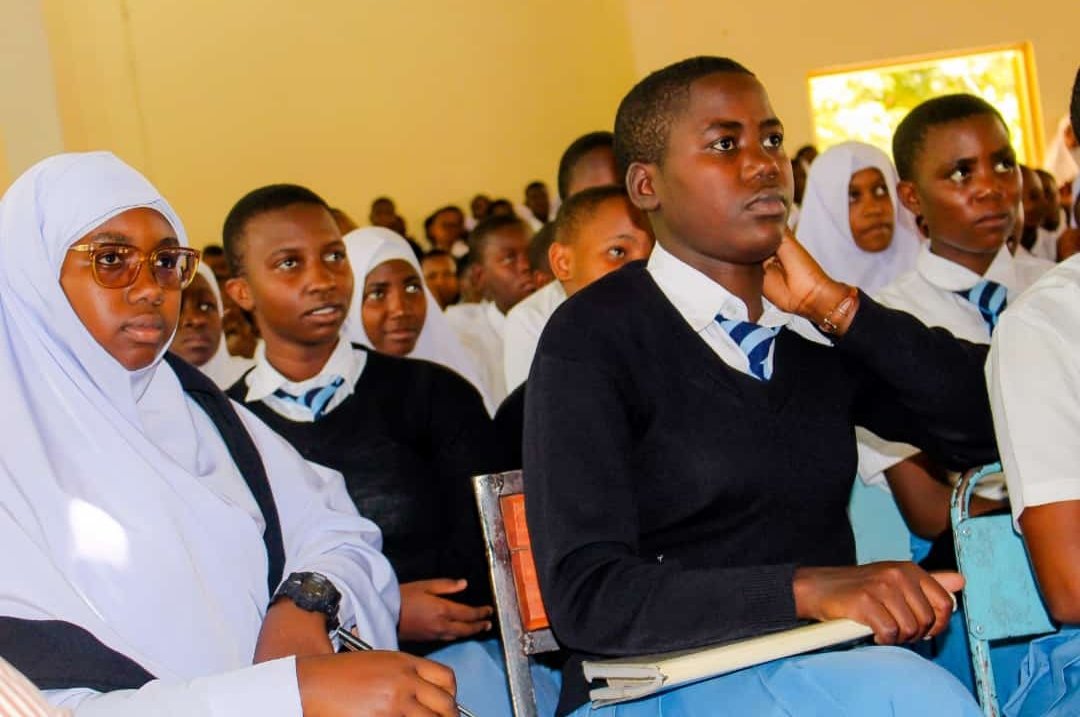 wizara_elimuTz's tweet photo. Serikali iliandaa mradi wa kuimarisha elimu ya sekondari kuongeza madarasa, mabweni na miundo mbinu mingine ili kuongeza nafasi  katika Elimu ya Sekondari kwa watoto wa kitanzania. 

#Waziri Ndalichako
#Shule ya Sekondari Msalato Jijini Dodoma https://t.co/ukDGk8QqsY