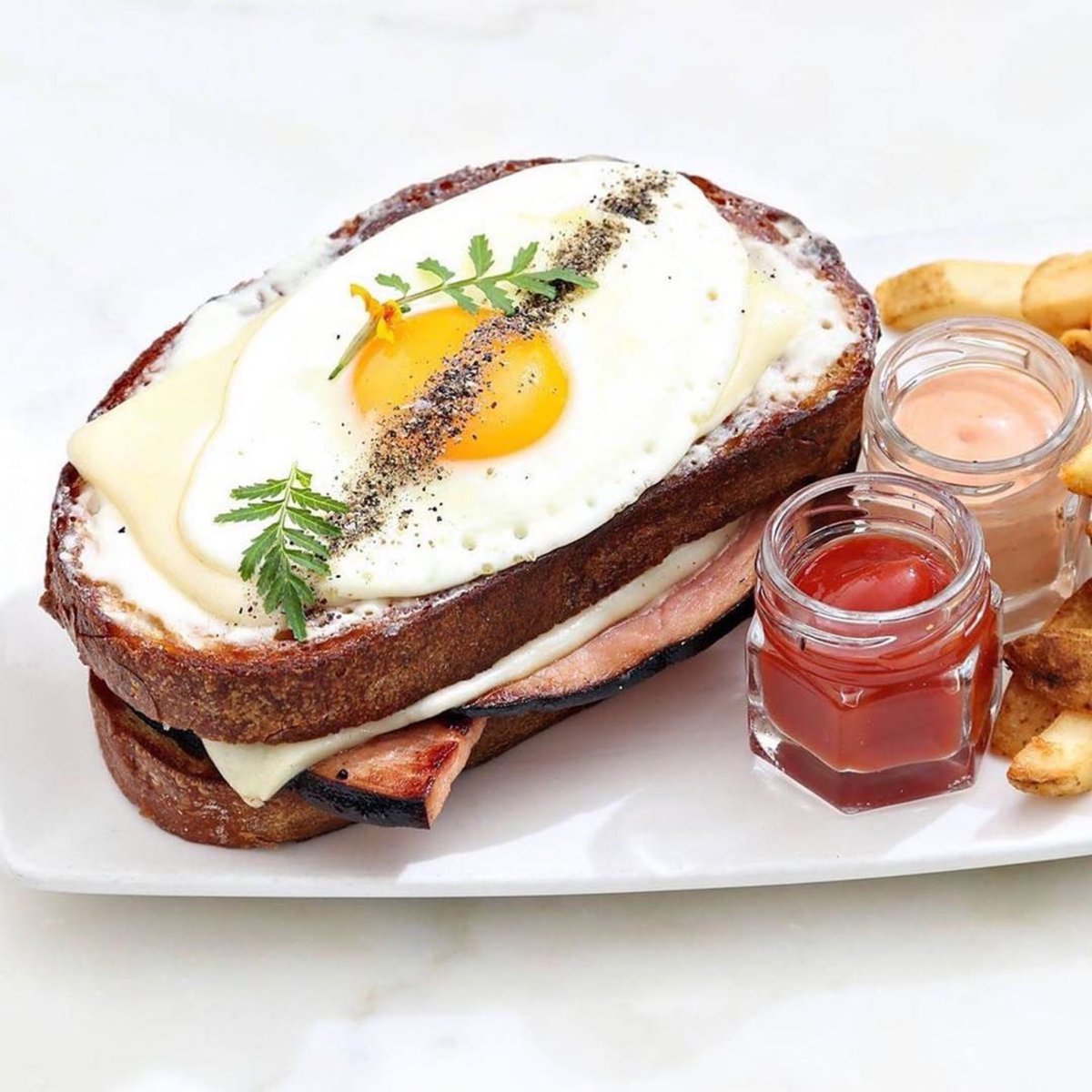 Brunch is always calorie free on Wednesdays 😍 #brunch #urbanlegend #welcome <a href="/LeMeridienIndy/">Le Meridien Indy</a>