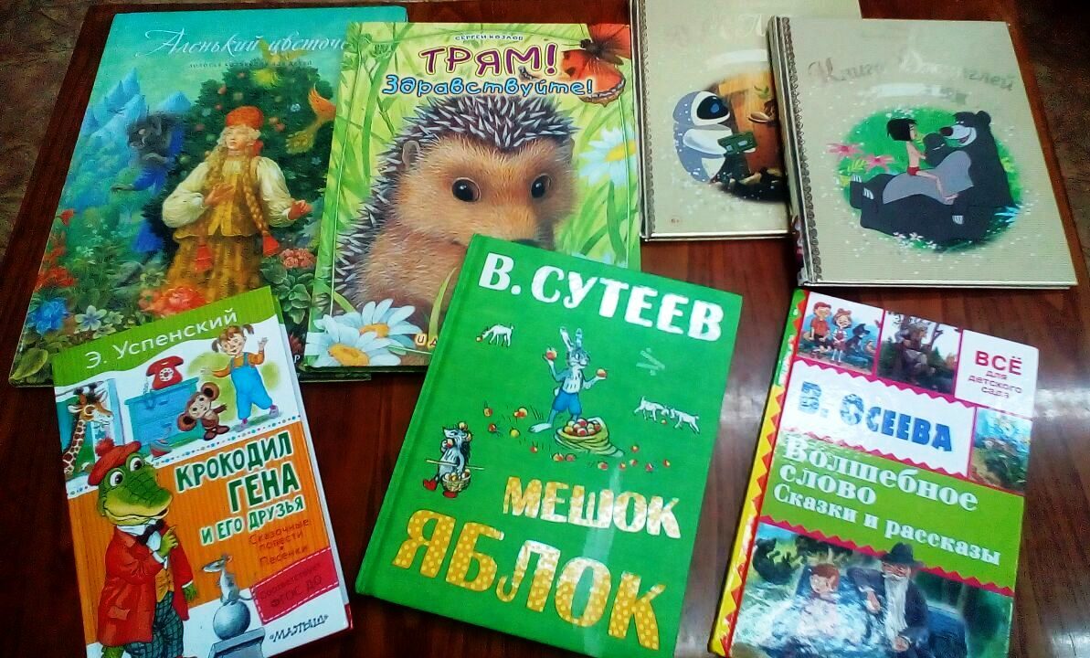 В библиотеке стартовала акция книгодарения, которая ежегодно позволяет пополнить книжный фонд новыми изданиями. Благодарим Михаила и Ярослава Тимофеевых за отзывчивость, бескорыстие и чуткое сердце! Ваш чудесный  книжный дар порадует читателей детского отдела нашей библиотеки.