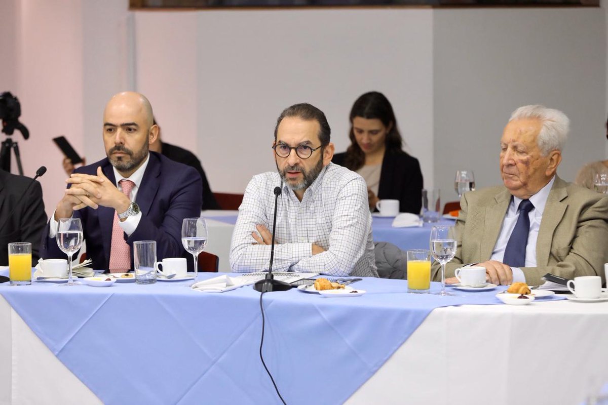 AndrsValencia9's tweet photo. Como parte de las #ApuestasAgro2020: seguiremos promocionando las líneas de crédito, fortaleciendo los planes de #OrdenandoLaProducción, las exportaciones de productos, la consolidación de inversiones en agrologística, entre otros. Desde la #JuntaSAC https://t.co/qEUz1RkwfU