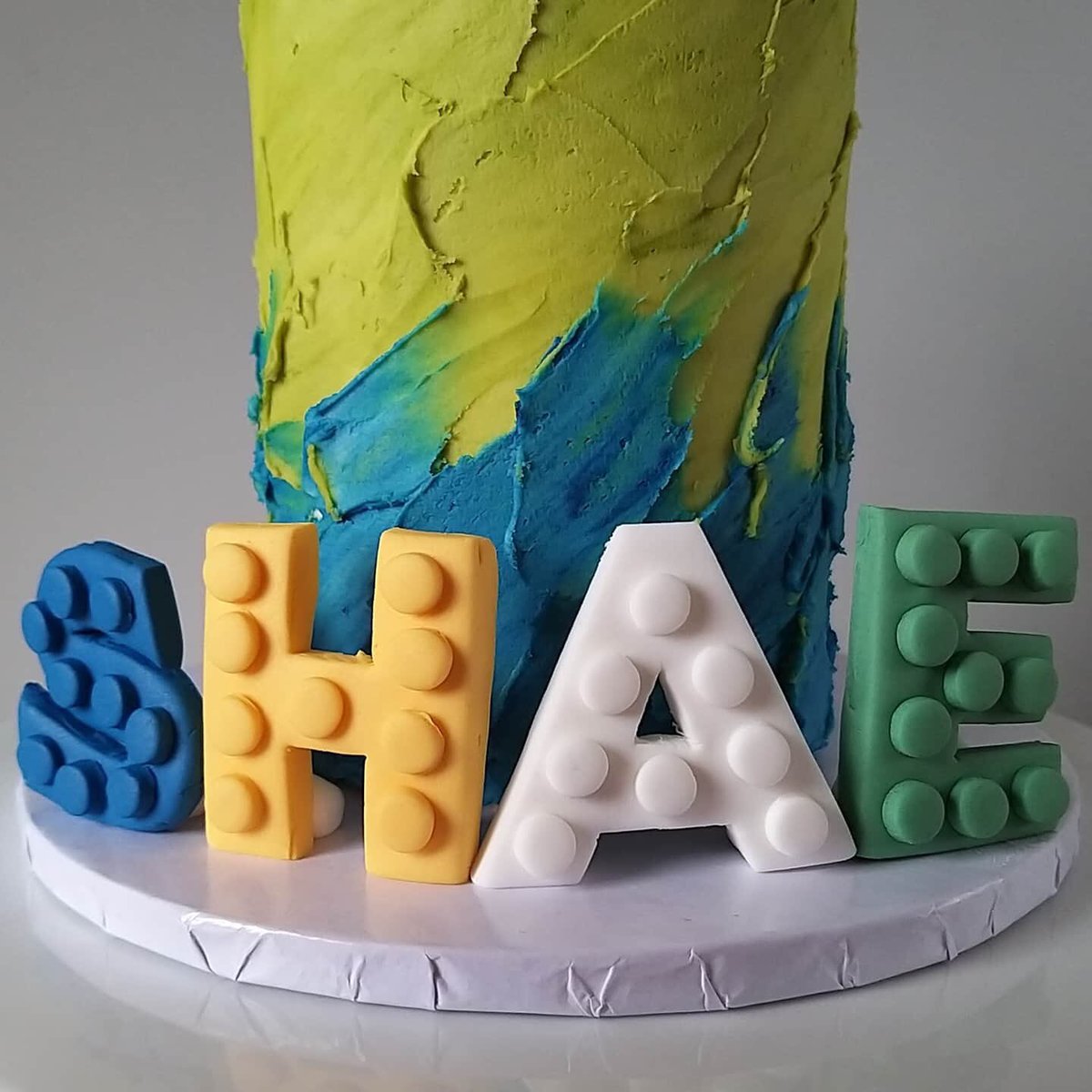 Leigh984's tweet photo. My friend @CakesByMinel has created this awesome @LEGO_Group themed cake for a customer I think it needs some appreciation for its awesomeness https://t.co/DEJfOLWR0Q