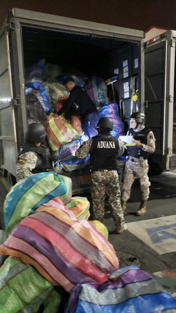 SENAE_Aduana's tweet photo. Esta madrugada, 40 locales ubicados en el sector de la bahía de #Guayaquil fueron allanados por #SENAE, @FFAAECUADOR y @PoliciaEcuador. Se aprehendieron 230 bultos con mercancía de procedencia ilegal: calzado, celulares, electrodomésticos, cosméticos, etc. #ComercioFormalEc https://t.co/pGmgQUouUF
