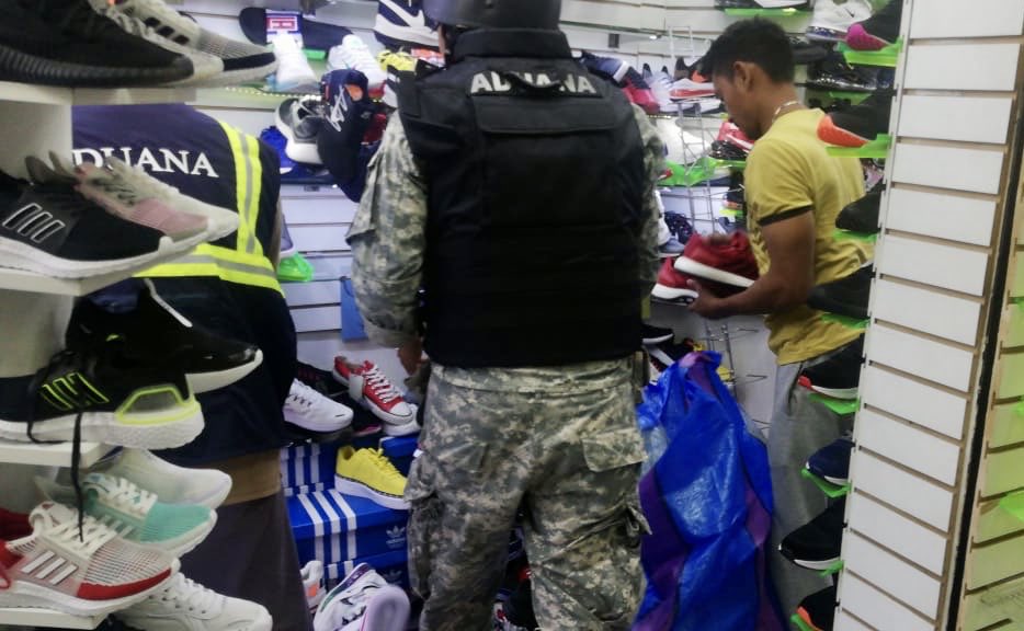 SENAE_Aduana's tweet photo. Esta madrugada, 40 locales ubicados en el sector de la bahía de #Guayaquil fueron allanados por #SENAE, @FFAAECUADOR y @PoliciaEcuador. Se aprehendieron 230 bultos con mercancía de procedencia ilegal: calzado, celulares, electrodomésticos, cosméticos, etc. #ComercioFormalEc https://t.co/pGmgQUouUF