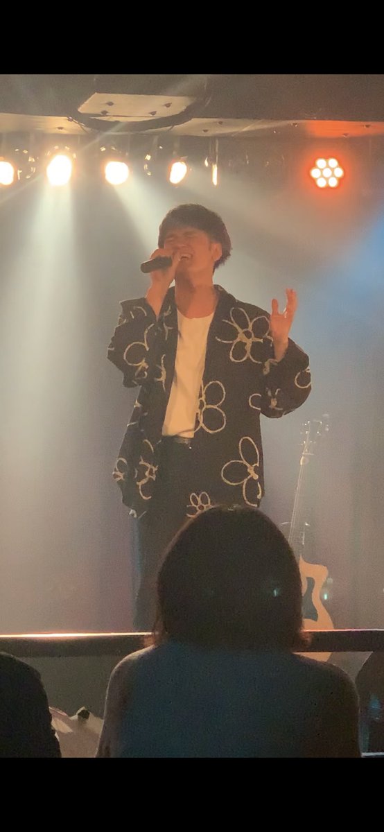 chi_assa_vb's tweet photo. 前の職場の同期と5年振りの再開。
久々に会ったりゅうじは
良い意味で変わってなかったし
相変わらず上手かった。
今回久々に会えたけどあまり時間が無かったのが残念。
オリジナルを披露するときにも足を運べたらと思う。
#musicsince
#vol82
#Starlongage
#渋谷
#りゅうじ https://t.co/zpr8166gav