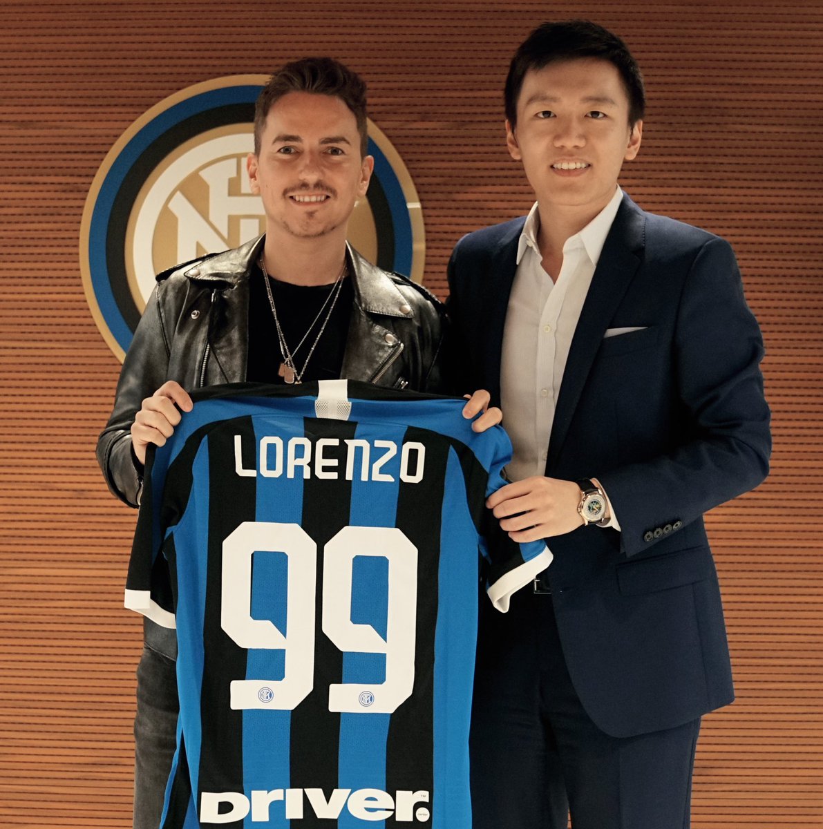lorenzo99's tweet photo. Grazie @inter per l'ospitalità e per avermi mostrato la vostra storia. Ci vediamo stasera allo stadio! 💪⚫️🔵 / Thanks @inter for the hospitality and for showing me your story. See you at the stadium tonight! 💪 ⚫️🔵 https://t.co/GzSfgmBYQY