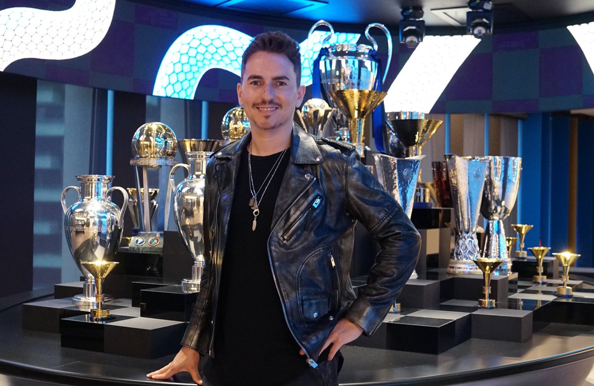 lorenzo99's tweet photo. Grazie @inter per l'ospitalità e per avermi mostrato la vostra storia. Ci vediamo stasera allo stadio! 💪⚫️🔵 / Thanks @inter for the hospitality and for showing me your story. See you at the stadium tonight! 💪 ⚫️🔵 https://t.co/GzSfgmBYQY
