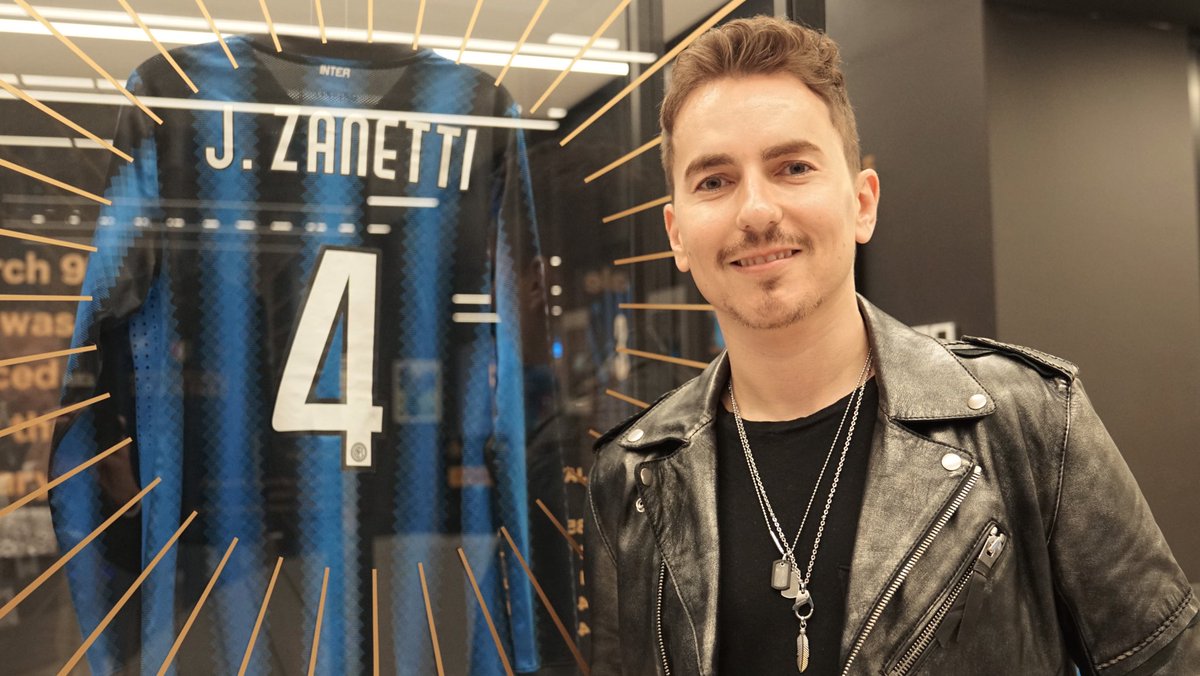 lorenzo99's tweet photo. Grazie @inter per l'ospitalità e per avermi mostrato la vostra storia. Ci vediamo stasera allo stadio! 💪⚫️🔵 / Thanks @inter for the hospitality and for showing me your story. See you at the stadium tonight! 💪 ⚫️🔵 https://t.co/GzSfgmBYQY
