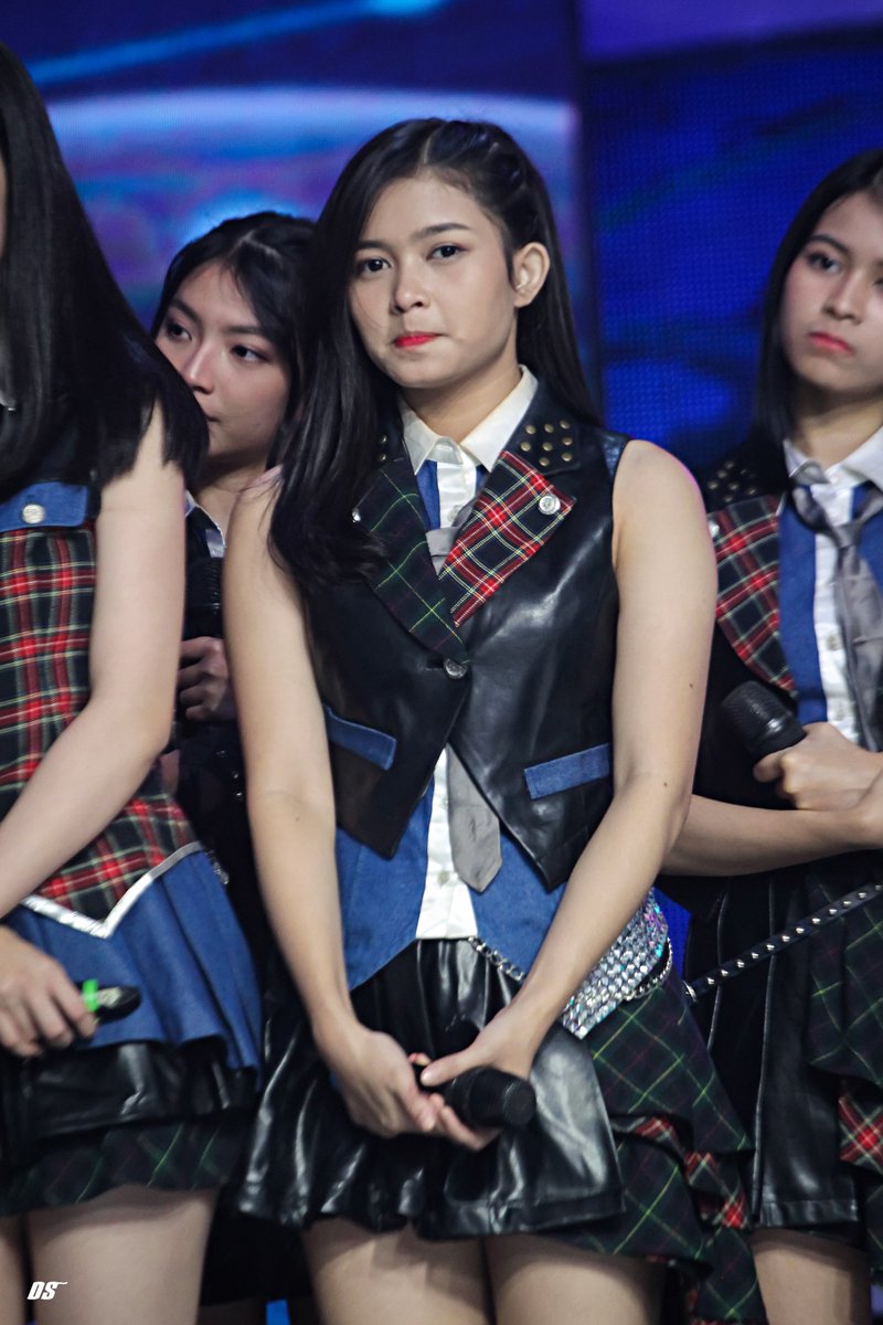 duwiDS_'s tweet photo. @R_AmelJKT48 @Riskaddict_ID @SharePict__48 Ngetawain siapa sih? 🤭 @R_AmelJKT48 

@ #IndonesianSoccerAwards 2020
Studio 6 Emtek City, Jakarta
10-01-2020 #KLBISA2020 https://t.co/jkEbkupaVE