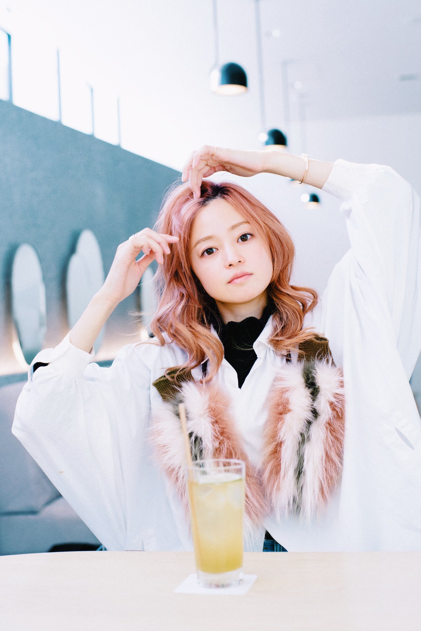 小林涼子 Official さよならピンクヘア ファッションやメイク 自分の好きな自分になれて 私はだいすきだけれど 髪の色や服装で判断されてしまう 自分の身を持って感じる瞬間も 多々ありました 固定観念や偏見なく見る眼を養いたい そんな今