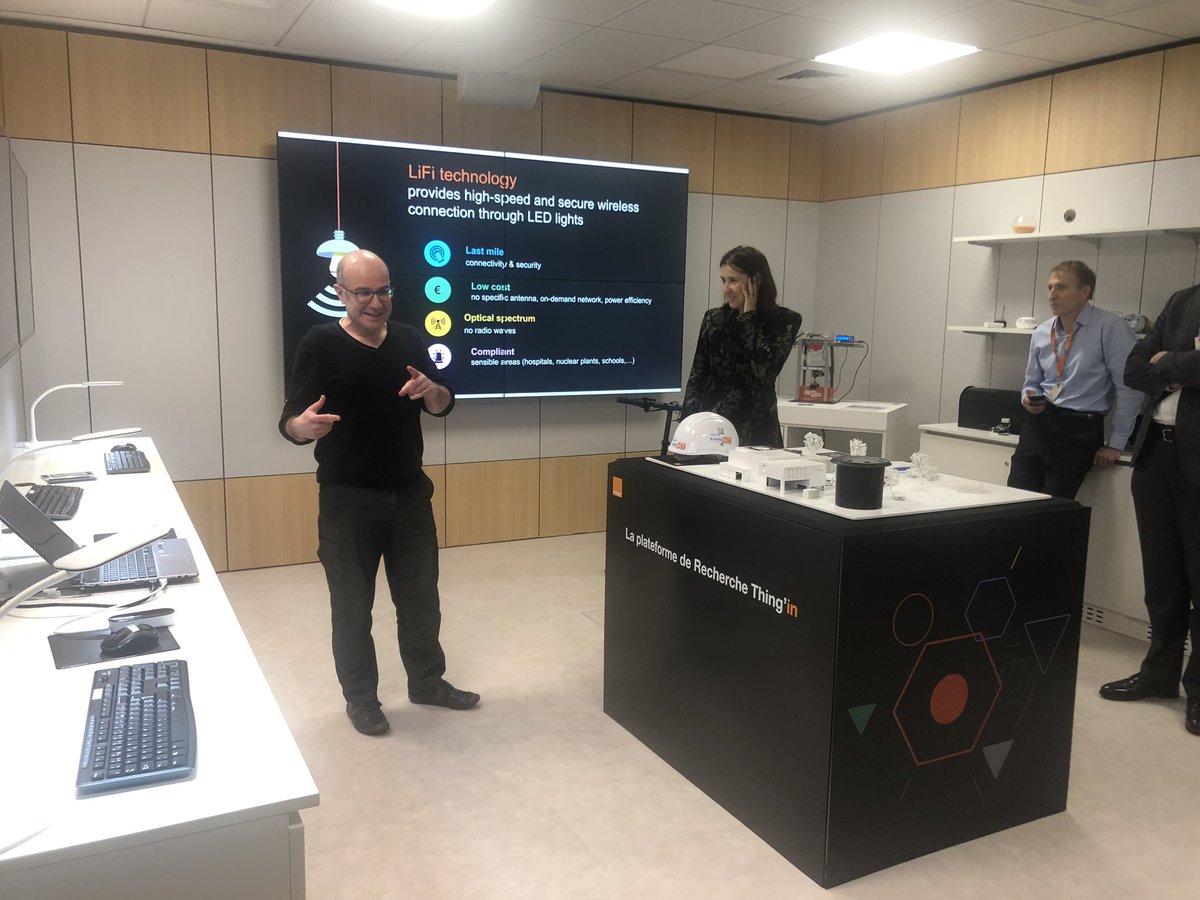 leduyann's tweet photo. Visite @OrangeGardens au #HelloLab en module de formation pour équipes Délégations régionales sur l’ #innovation et la #recherche au sein @orange avec présentations #5G #IoT #cybersecurite et aussi #LiFi 👏pour ce programme à @BrunoBouvier_ @jlbatany https://t.co/JGaRjcNAtq