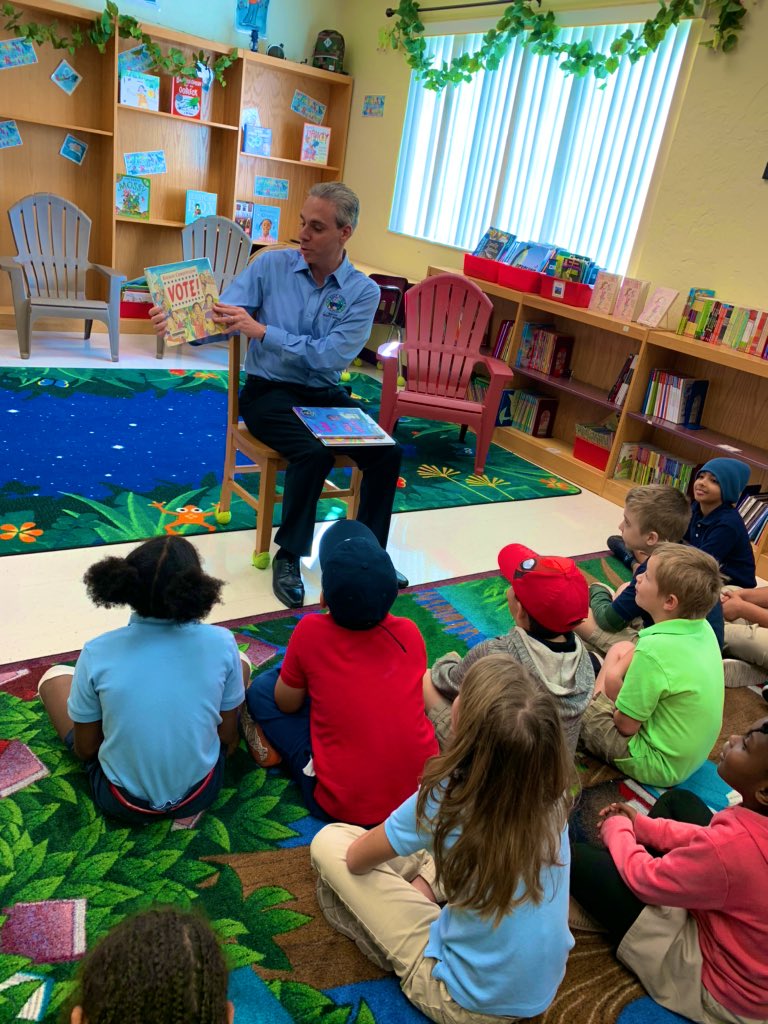 The students of @BocaRatonElem getting a civics lesson from the @CityBocaRaton Mayor @ScottSingerUSA during a read aloud 📚 this morning! #FLCelebratesLiteracy