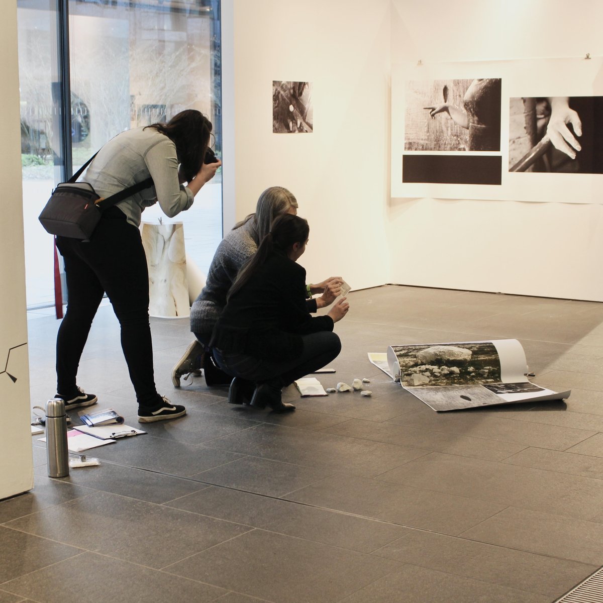 glass_tank's tweet photo. @ProfHWalkington applies her geographer's lens to 'Kelly + Jones' exhibition as live research for artists @TraciKellyArt1 and Rhiannon Jones' exciting Seers-in-Residence project at The Glass Tank.
#bridgingpractices #interdisciplinaryresearch #collaboration @InDialogueUK https://t.co/SG1FNJPjzG