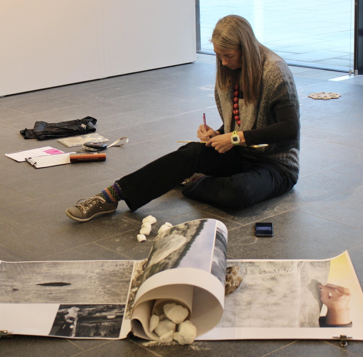 glass_tank's tweet photo. @ProfHWalkington applies her geographer's lens to 'Kelly + Jones' exhibition as live research for artists @TraciKellyArt1 and Rhiannon Jones' exciting Seers-in-Residence project at The Glass Tank.
#bridgingpractices #interdisciplinaryresearch #collaboration @InDialogueUK https://t.co/SG1FNJPjzG