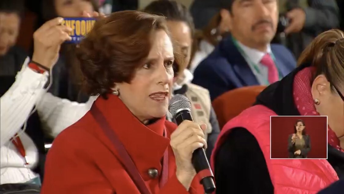 luisghernan's tweet photo. No hay mejor ejercicio de HUMILDAD

... que desmañanarte, formarte a las puertas de Palacio Nacional, entrar ordenadamente y luego esperar tu turno, levantando la mano, para cuestionar al Presidente de tu país

¿Qué enorme diferencia con el pasado, no @DeniseDresserG ? 😏 https://t.co/S3Ski9AYN9