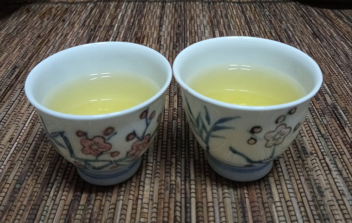 tea__365's tweet photo. 동정오룡차입니다.
같은 작가가 빚고 그림 그린 찻잔이지만 물감의 짙고 옅음에 따라, 유약이 많이 혹은 적게 묻음에 따라 차 색깔이 달라 보입니다.
#동정오룡 #凍頂烏龍 #대만차 #olongtea https://t.co/9Hu17SZf7u