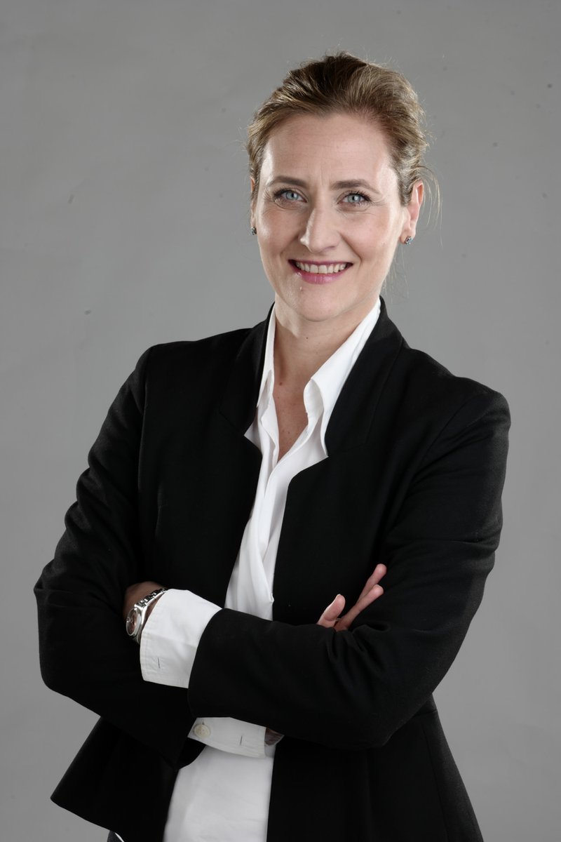 Foto of Emilia Garito cross-armed in black jackett over white blouse @RRING_PROJECT @ORION_opensci @Eurodoc @innocompass @hubit_h2020