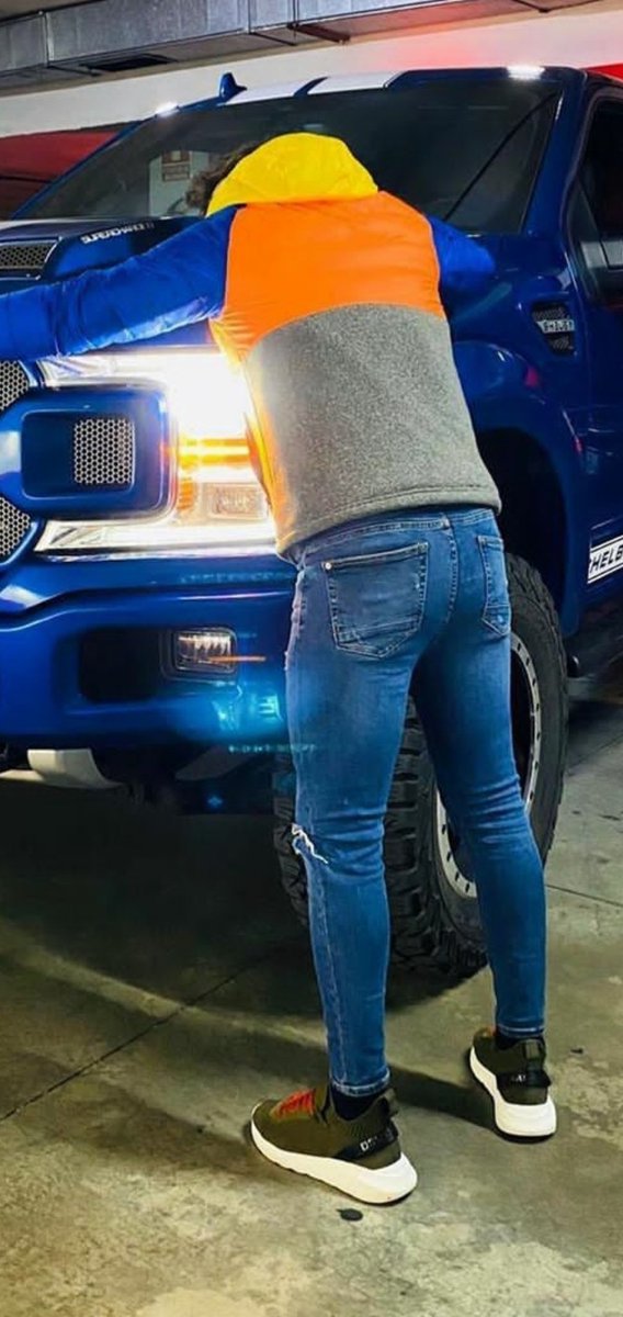 galvezxy's tweet photo. Escúchame @AlejandroAlbala tú crees k voy a mirar al coche teniendote a ti aunque sea de espaldas? #culasso🍑 https://t.co/u8OjXyGoFx