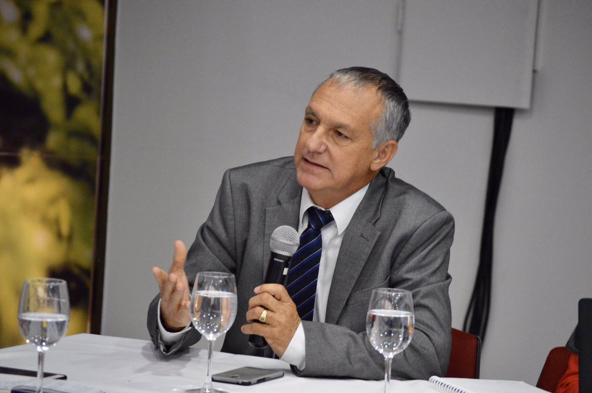 SAColombia's tweet photo. Con #NuestrosAfiliados agradecemos la gestión de @MinAgricultura @AndrsValencia9 y planteamos nuevos retos para 2020: 
✔️ Ordenamiento de la producción  
✔️Renovación de plantaciones 
✔️ Comercio de productos agro 
#JuntaSAC 
@FEDEARROZGREMIO @fedecacao @Asohofrucol @FedepalmaOrg https://t.co/e5WxtA9ff9