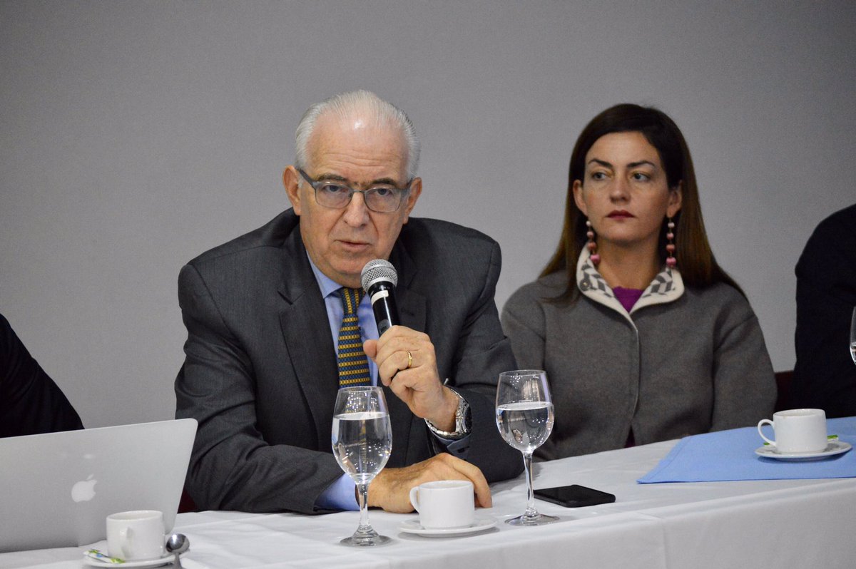 SAColombia's tweet photo. Con #NuestrosAfiliados agradecemos la gestión de @MinAgricultura @AndrsValencia9 y planteamos nuevos retos para 2020: 
✔️ Ordenamiento de la producción  
✔️Renovación de plantaciones 
✔️ Comercio de productos agro 
#JuntaSAC 
@FEDEARROZGREMIO @fedecacao @Asohofrucol @FedepalmaOrg https://t.co/e5WxtA9ff9