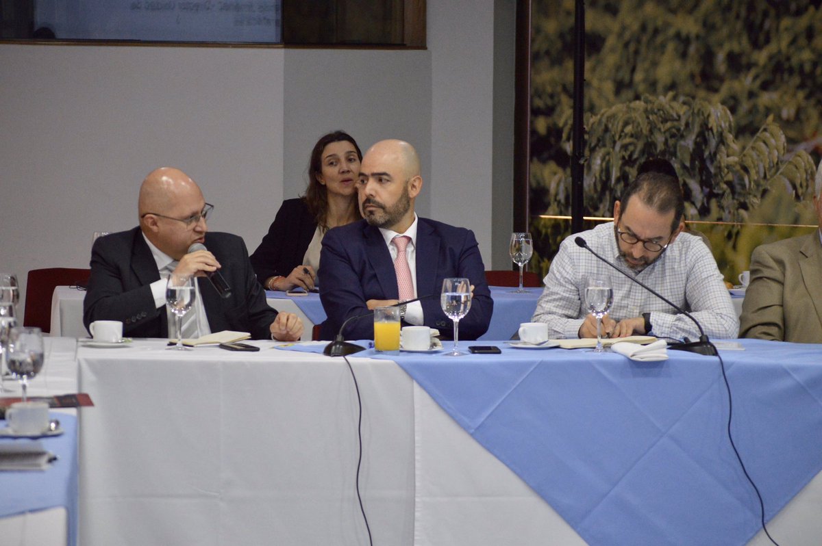 SAColombia's tweet photo. Con #NuestrosAfiliados agradecemos la gestión de @MinAgricultura @AndrsValencia9 y planteamos nuevos retos para 2020: 
✔️ Ordenamiento de la producción  
✔️Renovación de plantaciones 
✔️ Comercio de productos agro 
#JuntaSAC 
@FEDEARROZGREMIO @fedecacao @Asohofrucol @FedepalmaOrg https://t.co/e5WxtA9ff9
