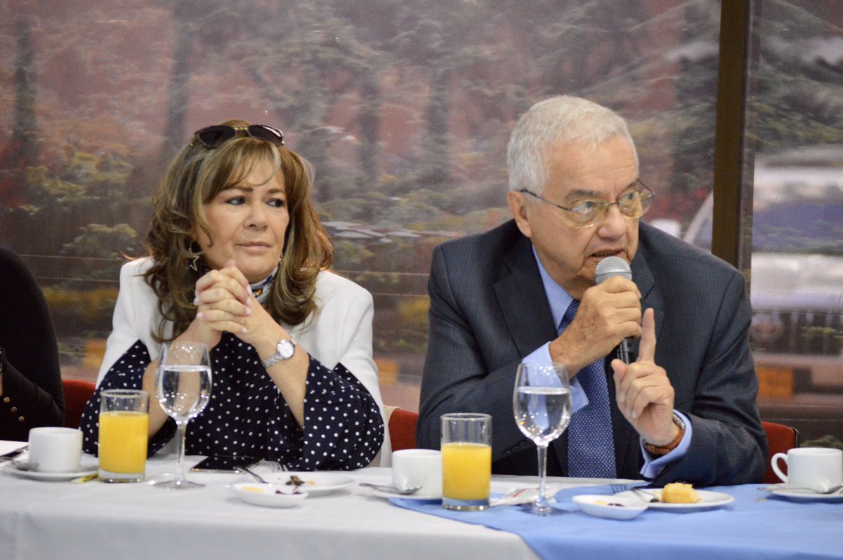 SAColombia's tweet photo. Con #NuestrosAfiliados agradecemos la gestión de @MinAgricultura @AndrsValencia9 y planteamos nuevos retos para 2020: 
✔️ Ordenamiento de la producción  
✔️Renovación de plantaciones 
✔️ Comercio de productos agro 
#JuntaSAC 
@FEDEARROZGREMIO @fedecacao @Asohofrucol @FedepalmaOrg https://t.co/e5WxtA9ff9