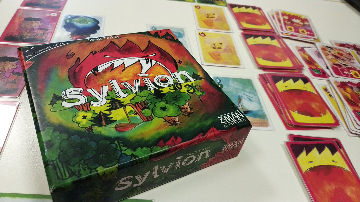 Juegos221B's tweet photo. Hacía mucho que no lo sacaba a mesa y hoy me lo he llevado al curro para la hora de descanso. Muy majo  #Sylvion de @ZManGames_ES https://t.co/ypCILnNbMv