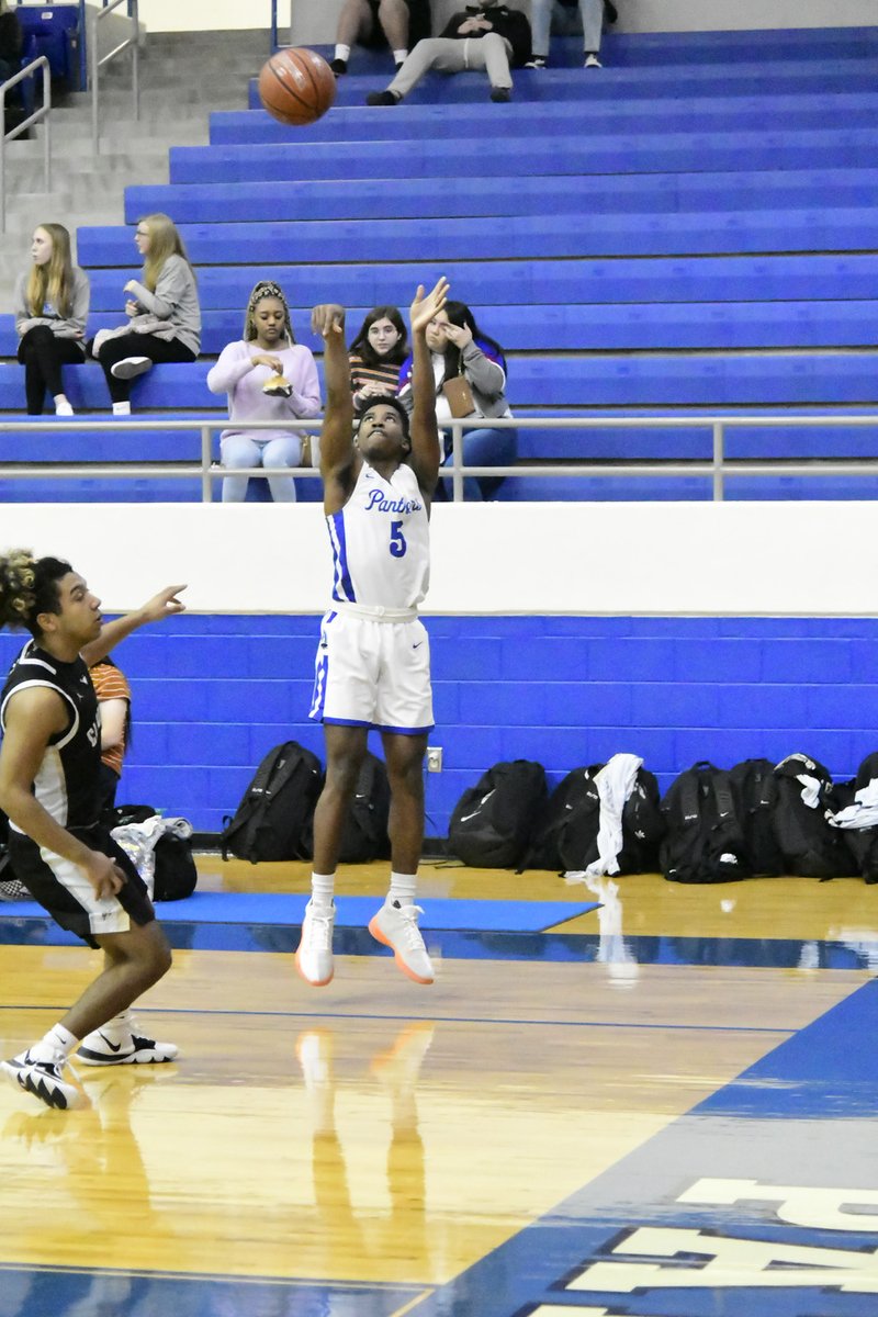 midlobasketball's tweet photo. Panthers get back to their winning ways with a 54-39 victory over Waco U., freshman Kelton Williams led the way with 14pts., followed by Senior Jackson Tollefsboll’s 10 pts.  Midlo improves to 19-8  (5-1) in district with the win.  Next game is Friday 1/31/20 @ Cleburne 8:00pm https://t.co/GxQMz2nSZm