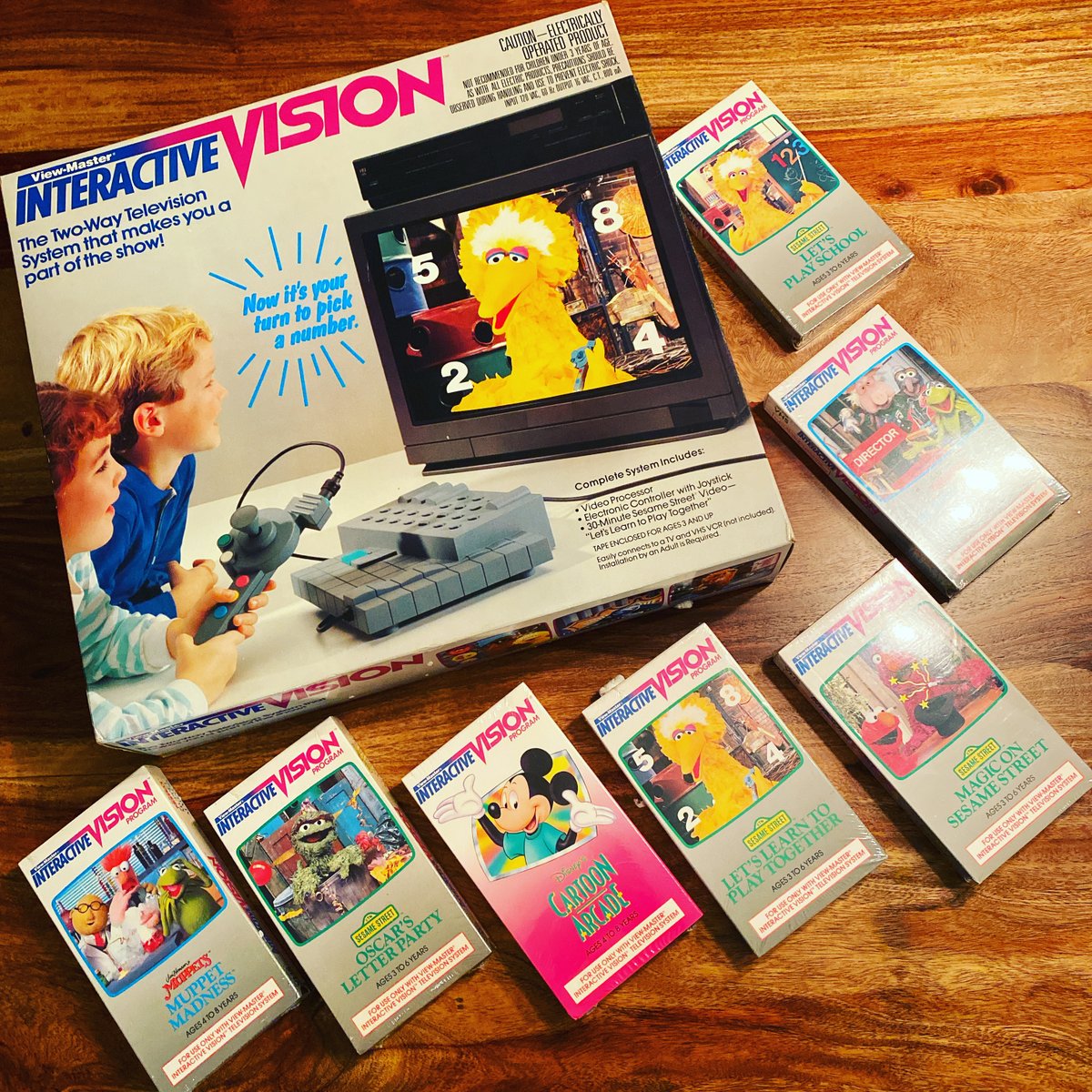 VideoKraken's tweet photo. Still with 7 cartridges, we have the Interactive Vision by View-Master Ideal. I was lucky enough to find the consoles and all 7 games sealed in one lot, so I didn't had to chase all game individually.

Anyone had this as a kid?

#SmallestFullSet #ObscureGaming #RetroGaming https://t.co/hHs639TzMd