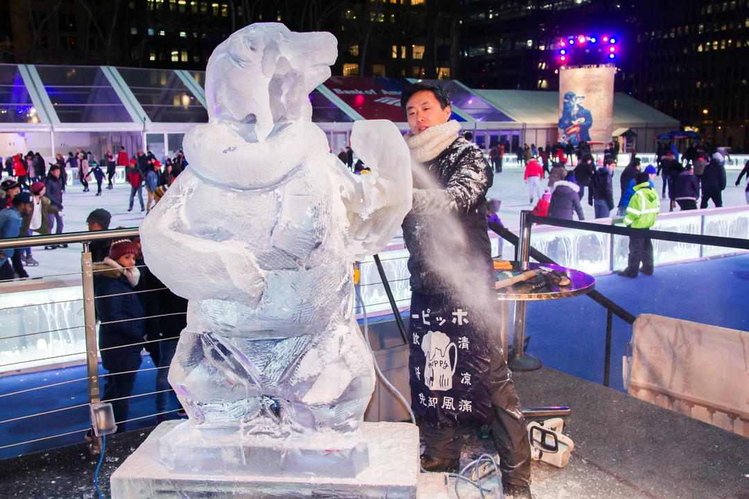 Bringing the Arctic to #NYC!🗽 It was fun to be able to do a live ice carving of a Polar Bear at the Celsius Lounge at Bryant Park! #tb
#BryantPark #liveicecarving #livecarving #icesculpture