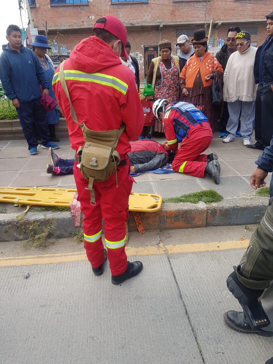 Pol_Boliviana's tweet photo. #ElAlto
En horas de la mañana ocurrió un hecho de tránsito con atropello a peatón por inmediaciones de la Av. "Julio Cesar Valdes" - #Distrito_3, nuestros patrulleros y bomberos acudieron al lugar para el auxilio a la herida de 39 años de edad y evacuarla a un centro hospitalario https://t.co/iO1PloBslj