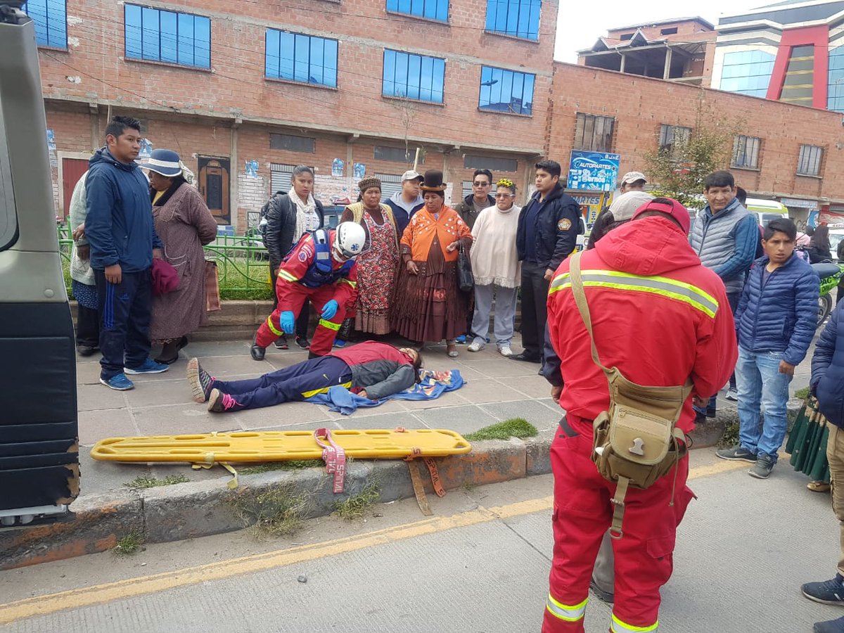 Pol_Boliviana's tweet photo. #ElAlto
En horas de la mañana ocurrió un hecho de tránsito con atropello a peatón por inmediaciones de la Av. "Julio Cesar Valdes" - #Distrito_3, nuestros patrulleros y bomberos acudieron al lugar para el auxilio a la herida de 39 años de edad y evacuarla a un centro hospitalario https://t.co/iO1PloBslj