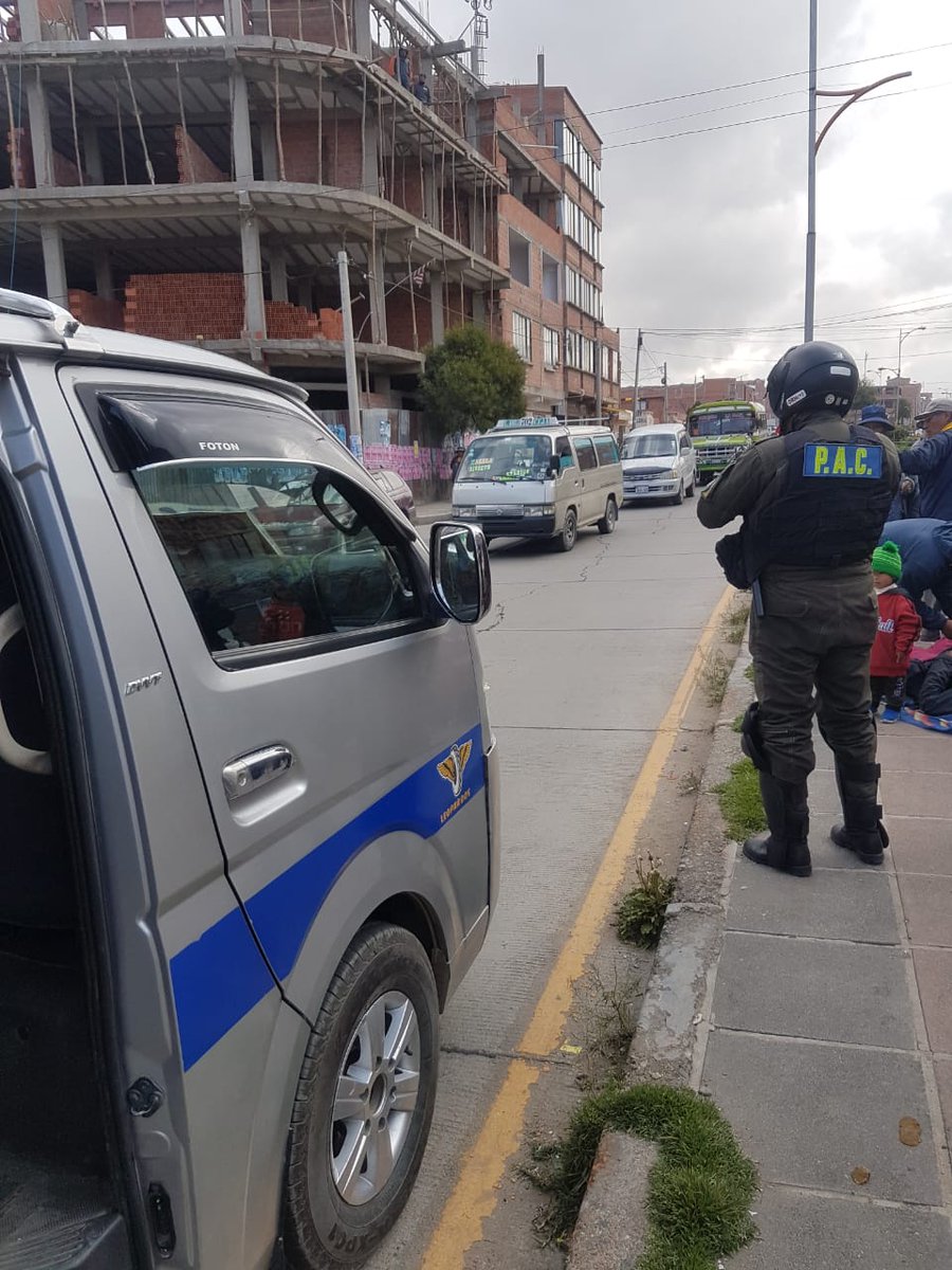 Pol_Boliviana's tweet photo. #ElAlto
En horas de la mañana ocurrió un hecho de tránsito con atropello a peatón por inmediaciones de la Av. "Julio Cesar Valdes" - #Distrito_3, nuestros patrulleros y bomberos acudieron al lugar para el auxilio a la herida de 39 años de edad y evacuarla a un centro hospitalario https://t.co/iO1PloBslj