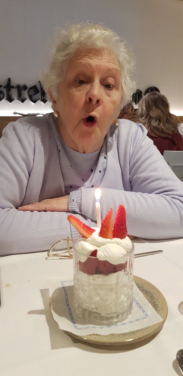 marisapparis's tweet photo. Eeeeeeeel ocho
Eeeeeeeel dos
#cumpleaños #madreeeee #ochentaydos #chuchuah https://t.co/C64p0wC1sp