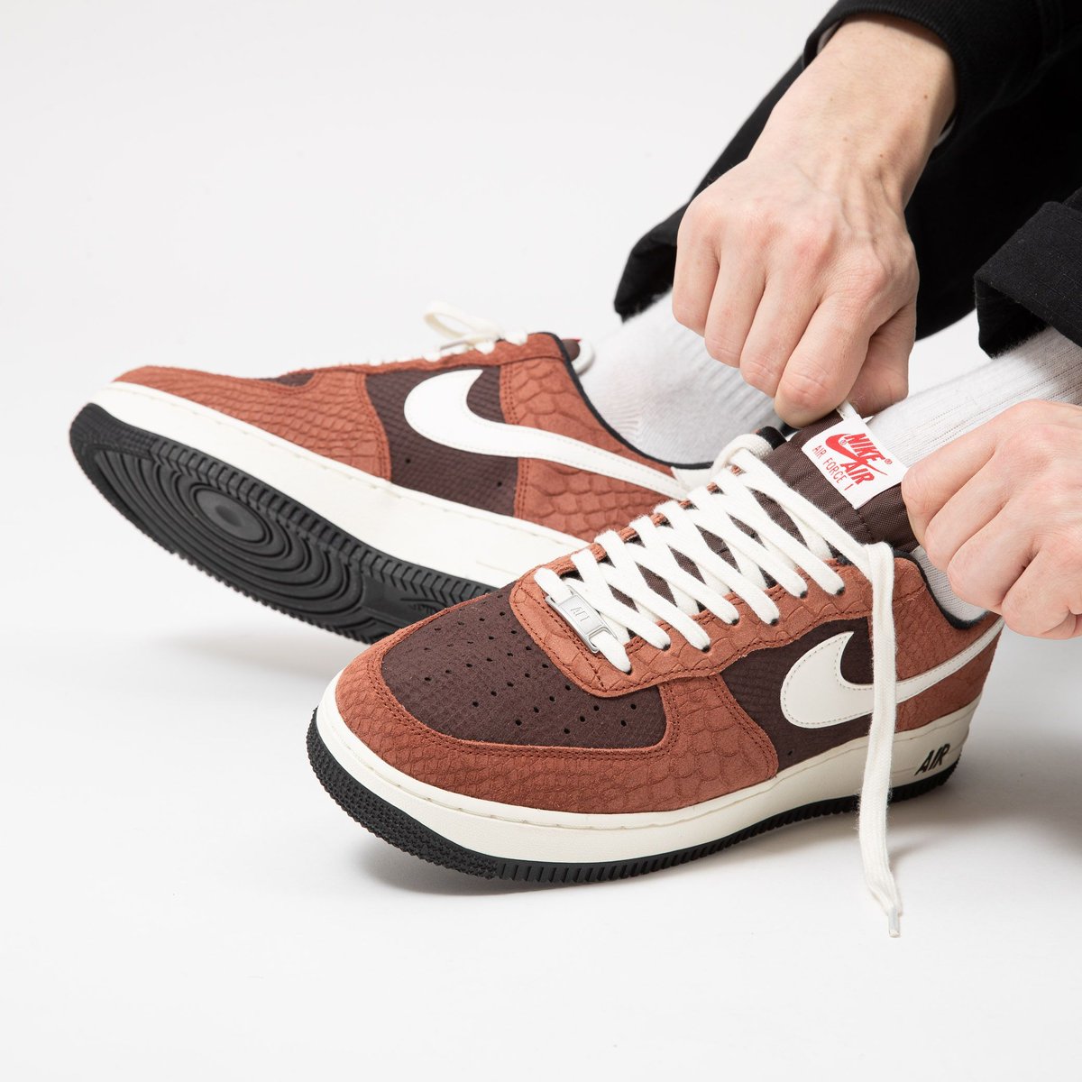 titoloshop's tweet photo. #NEWin💫
brown snakeskin tones on the Nike Air Force 1 Premium "Red Bark" 🐍
Link ➡️ https://t.co/yhHtCAG2oj
US 8 (41) - US 13 (47.5)
style code 🔎 CV5567-200
#nike #af1 #airforce1 #redbark #snakeskin
#titolo #titoloshop https://t.co/YhTC0Rybxh