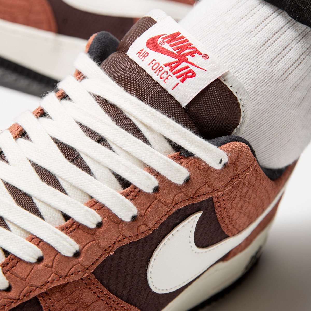 titoloshop's tweet photo. #NEWin💫
brown snakeskin tones on the Nike Air Force 1 Premium "Red Bark" 🐍
Link ➡️ https://t.co/yhHtCAG2oj
US 8 (41) - US 13 (47.5)
style code 🔎 CV5567-200
#nike #af1 #airforce1 #redbark #snakeskin
#titolo #titoloshop https://t.co/YhTC0Rybxh