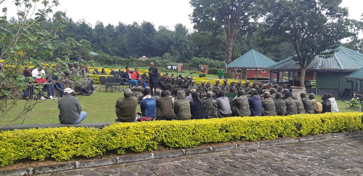 RwandaPark's tweet photo. Muri uyu mwanya ibiganiro hagati y'abakozi ba Pariki y'igihugu y'ibirunga @RwandaPark @RDB @GorillaDoctors @SavingGorillas n'abandi bafatanyabikorwa batandukanye mu ngamba zo kurwanya #Ebola.Birakomeje mu Kinigi.@Ministryofhealth https://t.co/VOi0Pl3Zb1